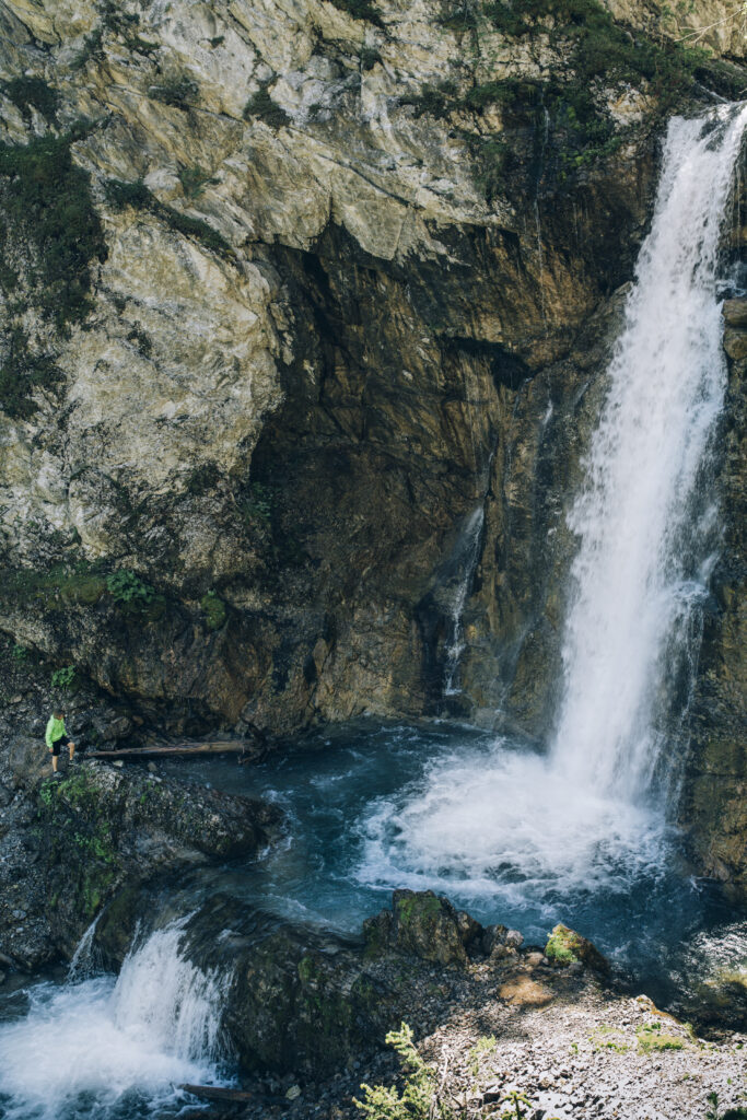 Wandern in Lech im Sommer mit Wasserfall
