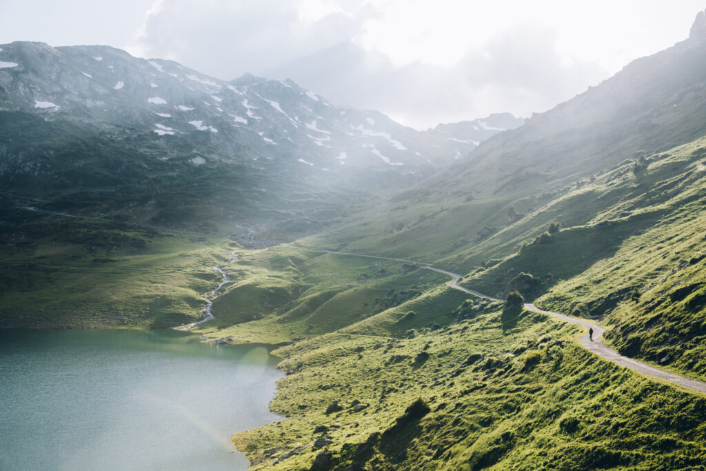 Wandern in Lech im Sommer am See