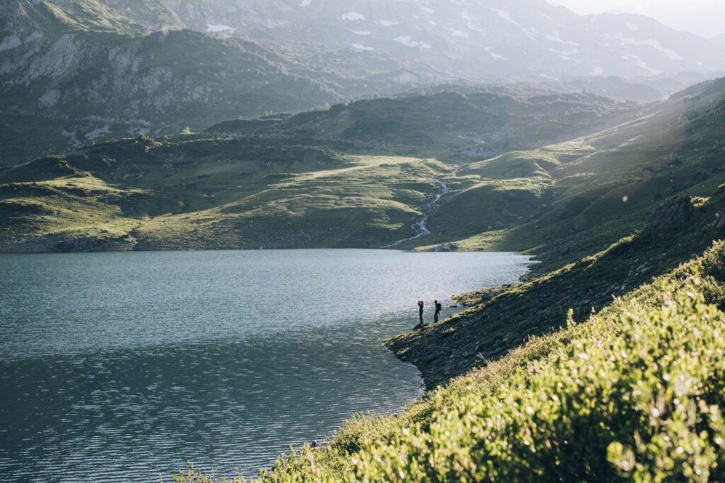 Wandern in Lech im Sommer am See