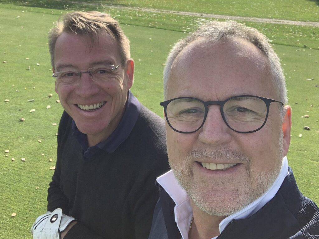 Michael und Johannes Wolf lachend zusammen